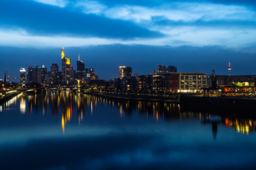 Skyline von Frankfurt bei Nacht - obrazy, fototapety, plakaty