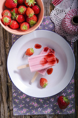 Erdbeereis, Eis am Stiel, Früchteeis, Eis, Erdbeeren