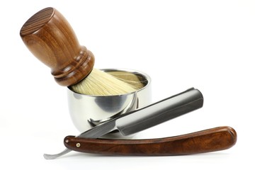 Utensilien für eine klassische Nassrasur isoliert auf weißem Hintergrund	
