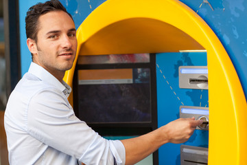 Mann am Geldautomat