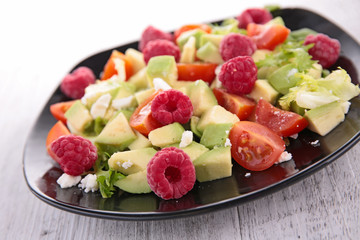 avocado salad with berry