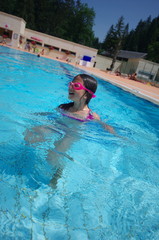 Fototapeta na wymiar fillette à la piscine - saint pierre de chartreuse