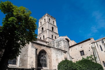 Fototapeta na wymiar Romańska dzwonnica i klasztor św Trofim, Arles