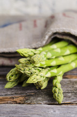 Grüner Spargel auf Holztisch