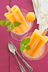 Hausgemachtes Meloneneis am Stiel