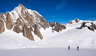 Crédence de cuisine en verre imprimé Mont Blanc Skier sur la Vallée Blanche depuis Courmayeur, Italie