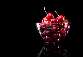 Fototapeta na wymiar Juicy cherries in a bowl