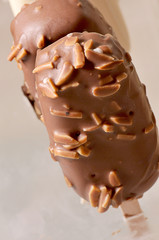 Naklejka premium gelato ricoperto al cioccolato