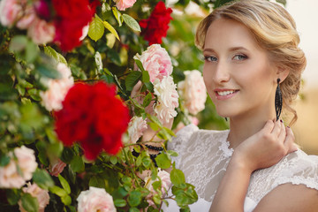 Fototapeta premium Gorgeous young bride in the Park of colors
