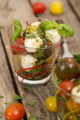 Tomate Mozzarella im Glas von oben