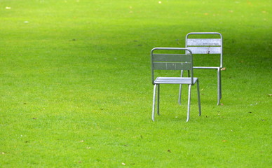pelouse verte et chaises 