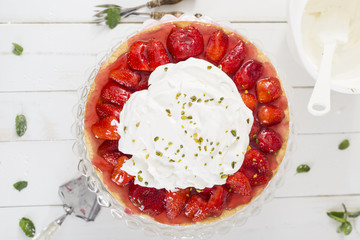 klassischer Erdbeerkuchen mit Sahne von oben