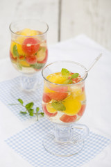 Weincocktail mit Melone und Minze