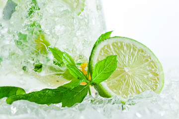 Fototapeta na wymiar lime pieces and leaves of mint with ice