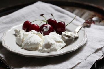 Мороженое с черешней