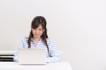 ラップトップを使う大学生