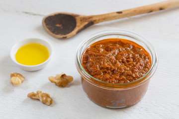 Pesto rosso in einem Glas