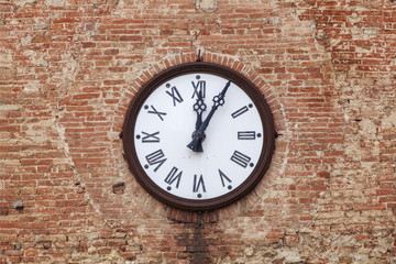 F&uuml;nf nach Zw&ouml;lf,  Uhr, Toskana