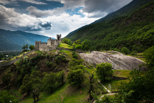 ruderi di castello nel bosco
