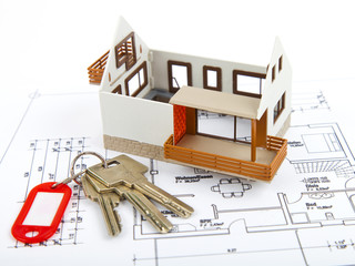 Haus im Bau mit Plan und Schlüssel