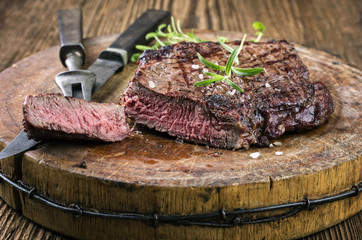 Steak auf altem Schneidebrett