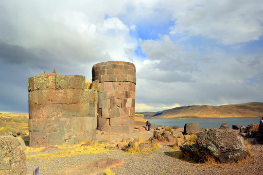 Dos chullpas de piedras pulidas. Sillustani. Per&uacute;