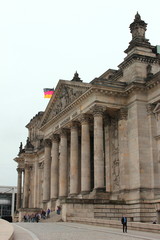 Das Eingangsportal zum Reichstagsgebäude in Berlin