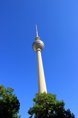 Der weltberühmte Fernsehturm in Berlin am Alexanderplatz