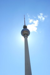 Sonne versteckt sich hinter dem Fernsehturm in Berlin