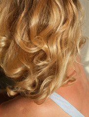 kobieta młoda blondynka piękny lustro loki włosy fryzjer 