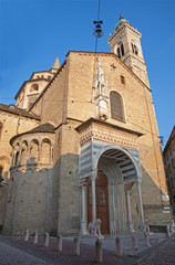 Fototapeta na wymiar Bergamo - Katedra Santa Maria Maggiore, w świetle poranka