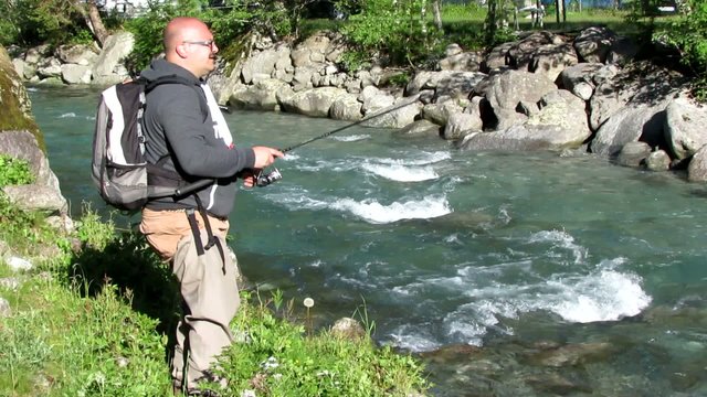 pescatore sul fiume