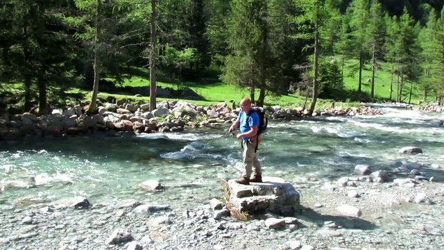 pescatore sul fiume