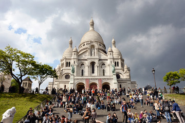 Obraz premium Sacré-Cœur and crowd of turists