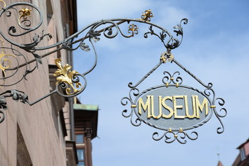 Fototapeta na wymiar Museumsschild in Nürnberg