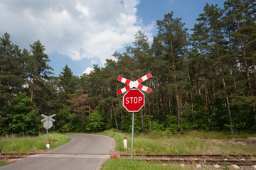 Znak "Stop", przejazd kolejowy