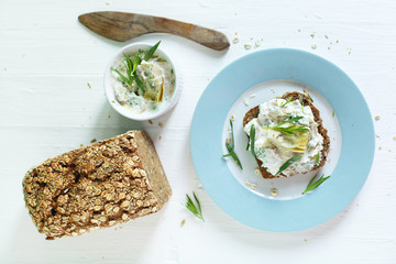 Wholegrain sourdough bread with cottage cheese and artichoke