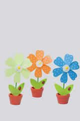 Tresf macetas decorativas con flores de colores