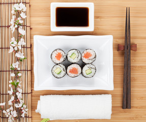 Plakaty  Zestaw sushi maki ze świeżą gałązką sakura