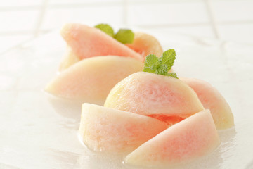 デザートの桃 © kazoka303030