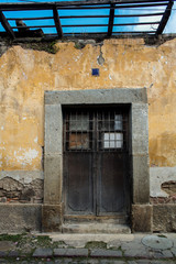 Fototapeta na wymiar Ruined house door in Antigua Guatemala