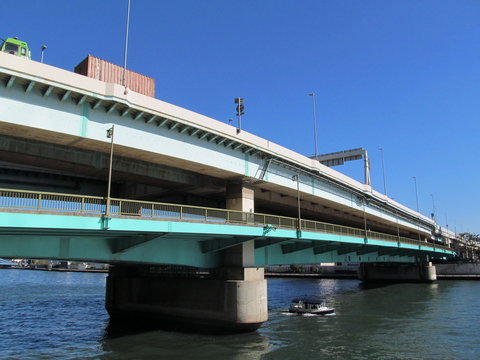 隅田川大橋と小船