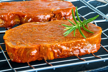 mariniertes Fleisch auf Grill