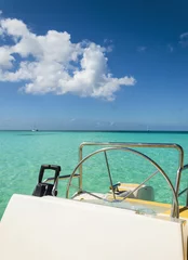 Cercles muraux Sports nautique La vue depuis le catamaran de luxe blanc dans l& 39 eau azur