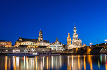 Fototapeta premium Dresden skyline at night near river