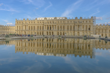 Fototapeta na wymiar versailles Chateau and reflection in fountain