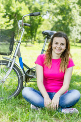 Obraz premium Beautiful young woman enjoying nature