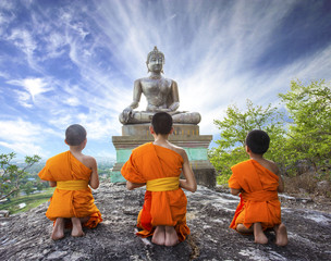 Moine novice priant le Bouddha