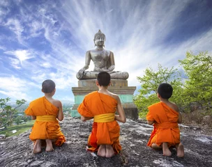 Photo sur Aluminium Bouddha Moine novice priant le Bouddha
