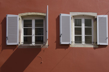 fenêtre sur façade rouge